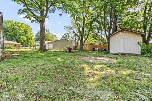 9705 Titan Dr, Louisville, KY 40229