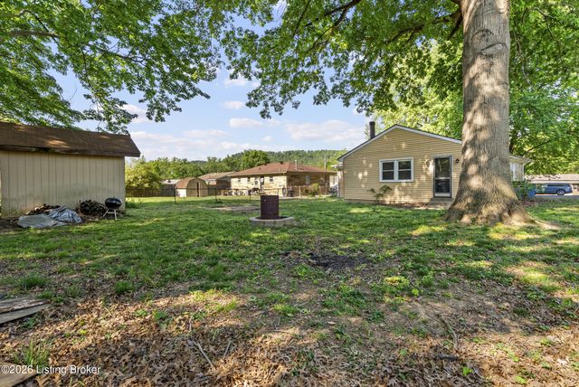 9705 Titan Dr, Louisville, KY 40229