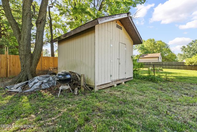 9705 Titan Dr, Louisville, KY 40229