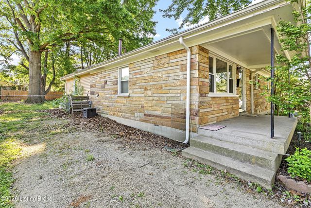 9705 Titan Dr, Louisville, KY 40229