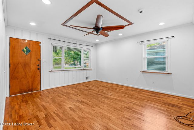 9705 Titan Dr, Louisville, KY 40229