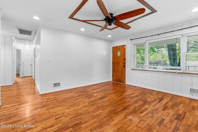 9705 Titan Dr, Louisville, KY 40229