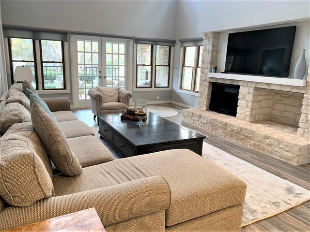 105 Birdie DR, The Hills, TX 78738