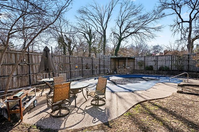 7 Brian Place, Pecan Hill, TX 75165