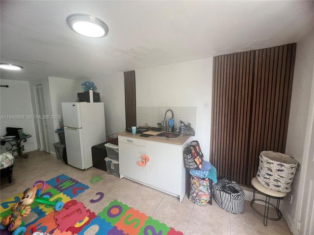 11201 NW 12th Ave 2, Miami, FL 33168