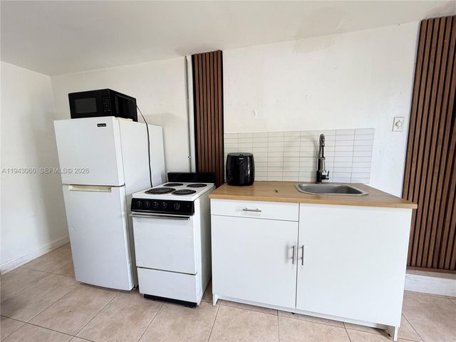 11201 NW 12th Ave 2, Miami, FL 33168