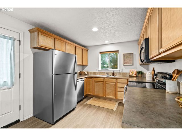 3031 HUMMINGBIRD Ln, Eugene, OR 97405