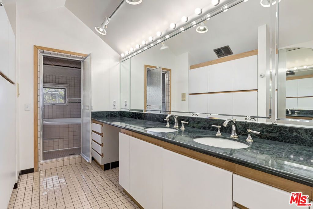 Image 10 of property listing at 522 N Rexford Drive, Beverly Hills, CA 90210