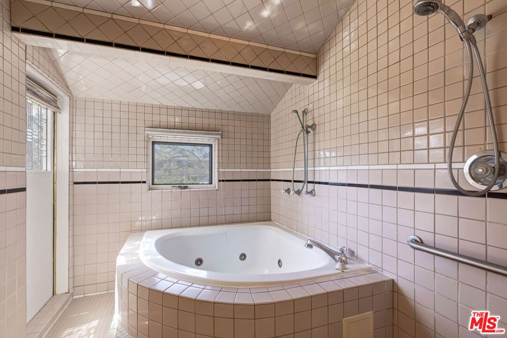 Image 11 of property listing at 522 N Rexford Drive, Beverly Hills, CA 90210