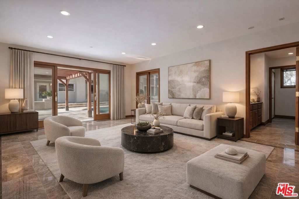 Image 13 of property listing at 522 N Rexford Drive, Beverly Hills, CA 90210