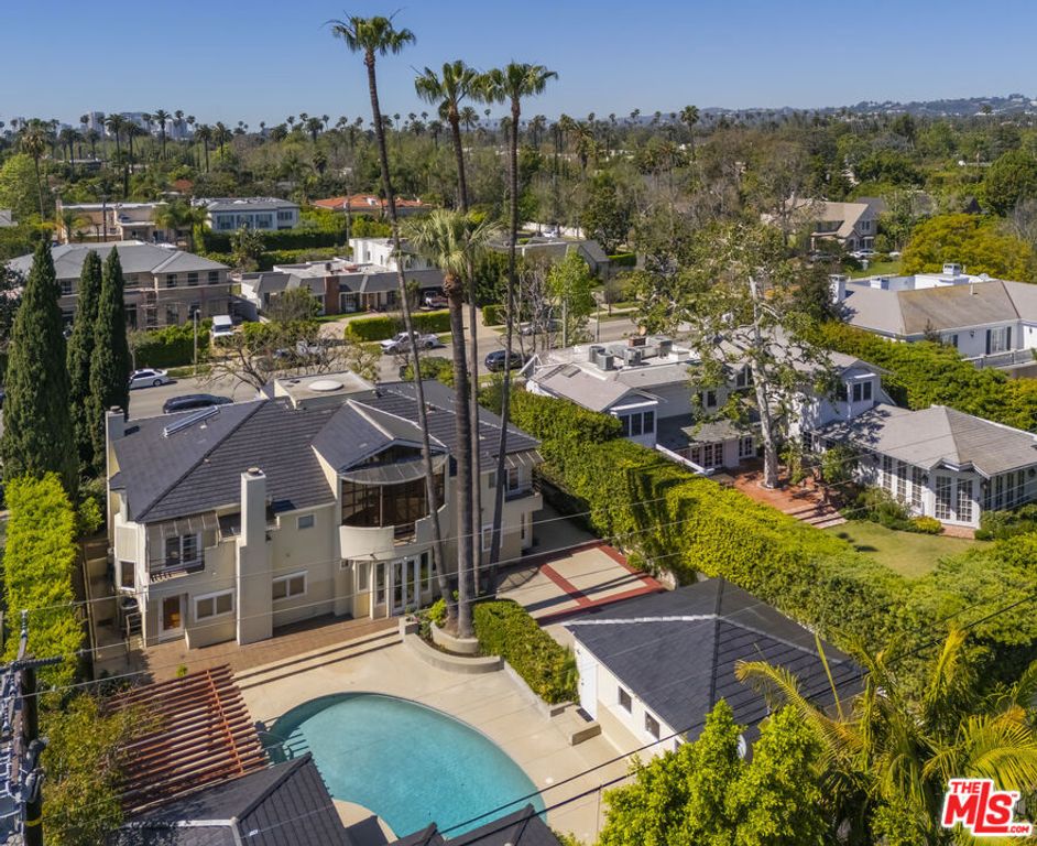 Image 15 of property listing at 522 N Rexford Drive, Beverly Hills, CA 90210