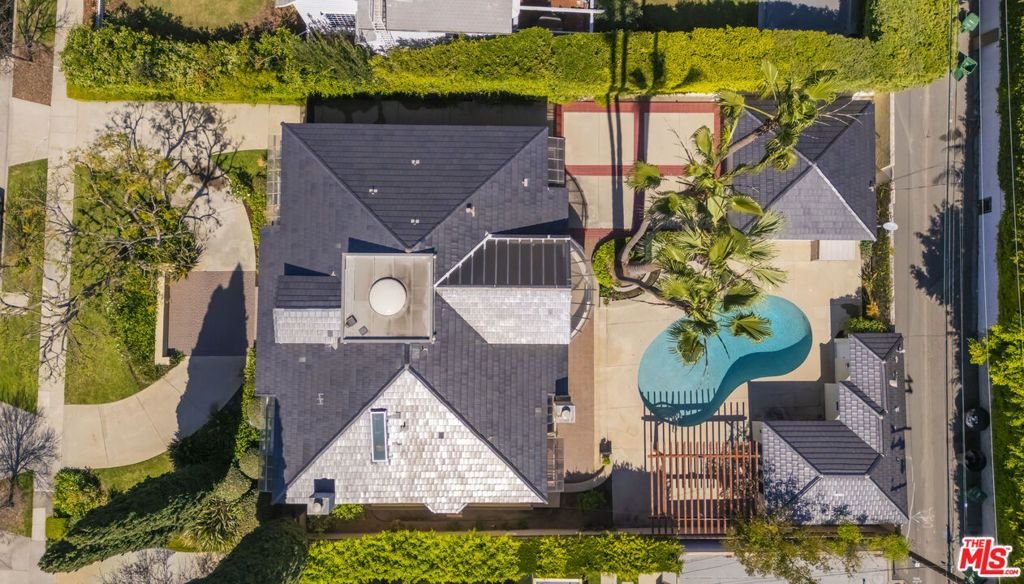 Image 16 of property listing at 522 N Rexford Drive, Beverly Hills, CA 90210