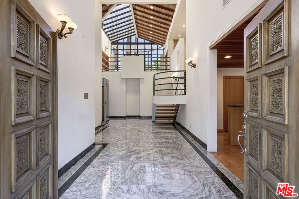 Image 2 of property listing at 522 N Rexford Drive, Beverly Hills, CA 90210