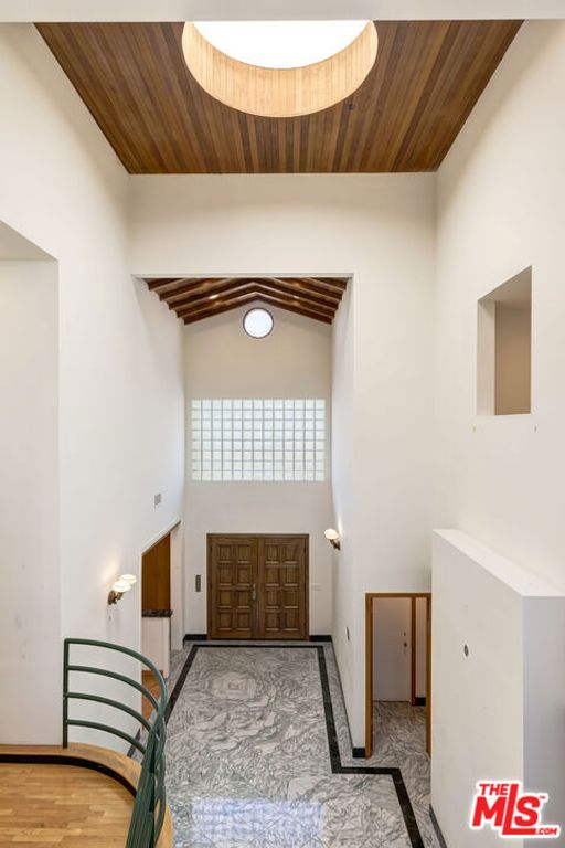 Image 4 of property listing at 522 N Rexford Drive, Beverly Hills, CA 90210