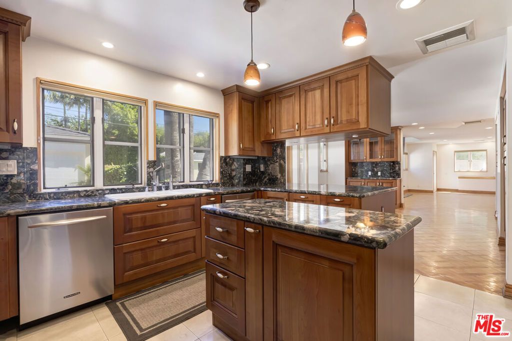 Image 7 of property listing at 522 N Rexford Drive, Beverly Hills, CA 90210