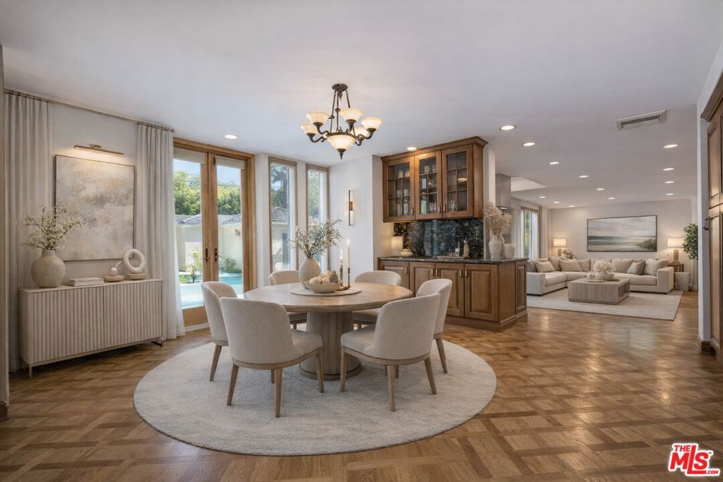 Image 8 of property listing at 522 N Rexford Drive, Beverly Hills, CA 90210