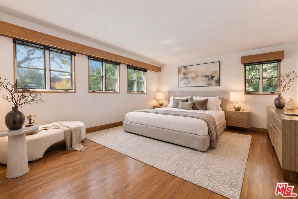 Image 9 of property listing at 522 N Rexford Drive, Beverly Hills, CA 90210