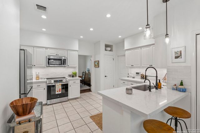 42 Courtside Cir, San Antonio, TX 78216