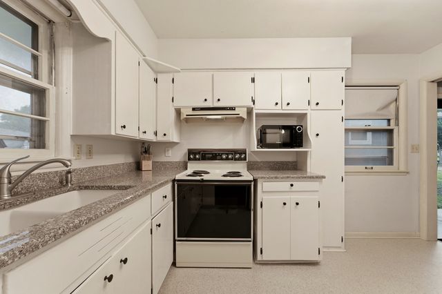 3518 Brinkwood Road, Des Moines, IA 50310