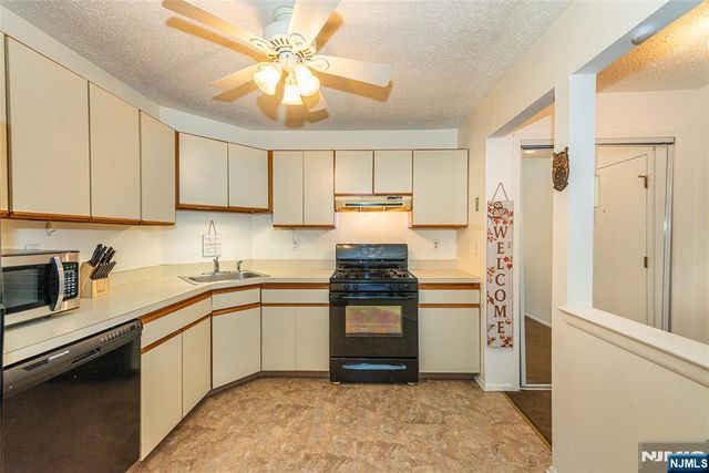 7 Drake Lane, Roxbury Township, NJ 07852