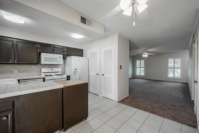 4849 N 7th St Apt E, Fresno, CA 93726