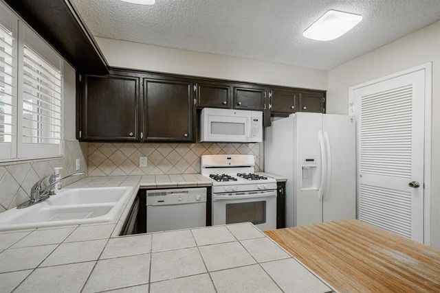 4849 N 7th St Apt E, Fresno, CA 93726