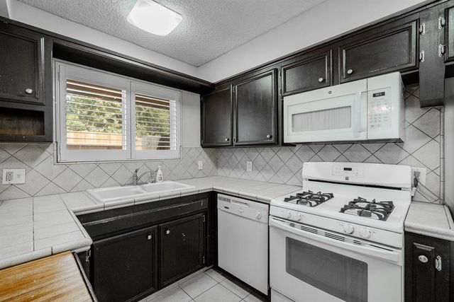 4849 N 7th St Apt E, Fresno, CA 93726