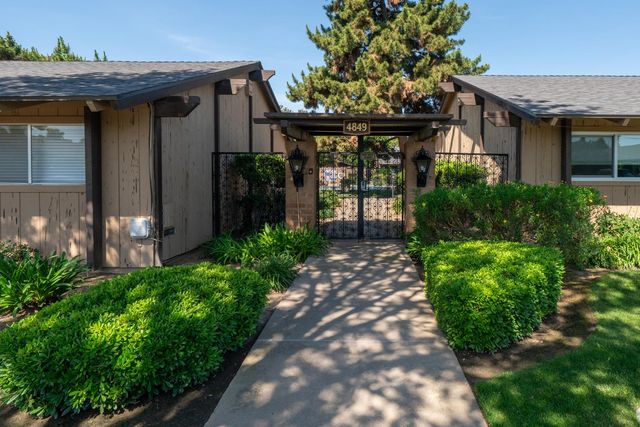 4849 N 7th St Apt E, Fresno, CA 93726