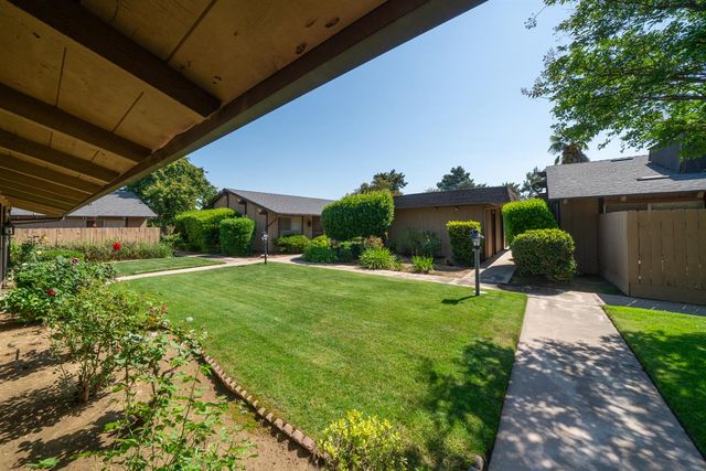 4849 N 7th St Apt E, Fresno, CA 93726