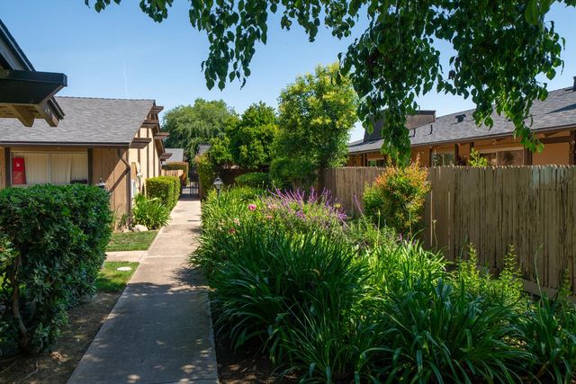 4849 N 7th St Apt E, Fresno, CA 93726