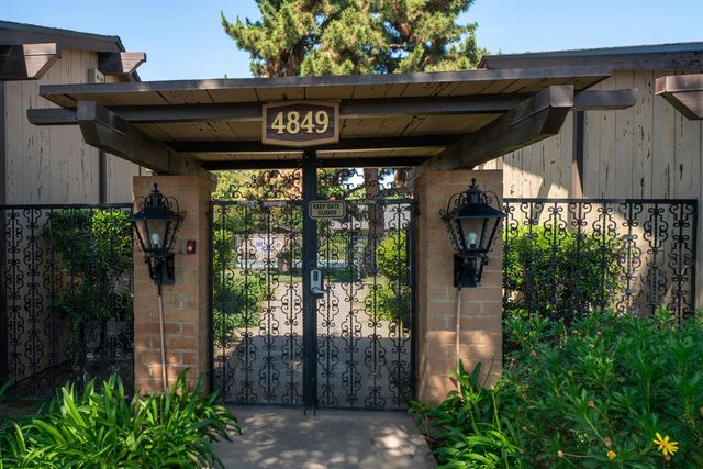 4849 N 7th St Apt E, Fresno, CA 93726