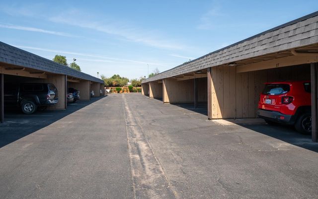 4849 N 7th St Apt E, Fresno, CA 93726