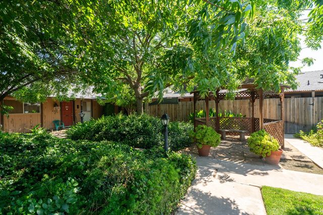 4849 N 7th St Apt E, Fresno, CA 93726