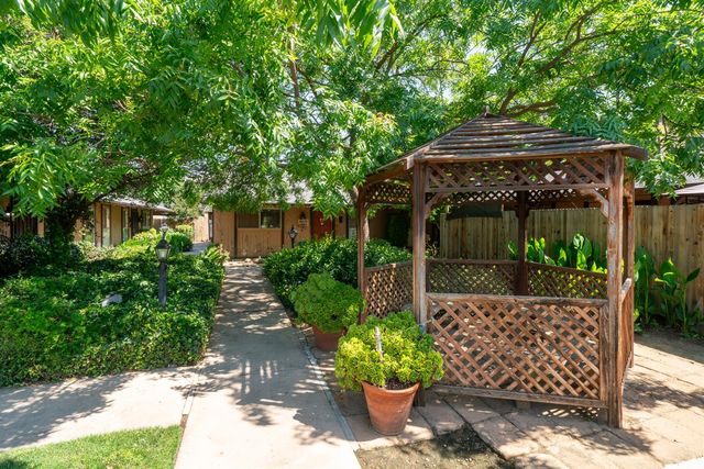 4849 N 7th St Apt E, Fresno, CA 93726
