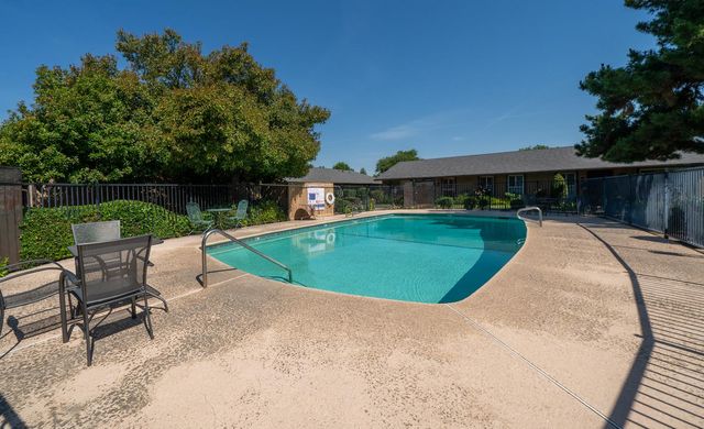 4849 N 7th St Apt E, Fresno, CA 93726