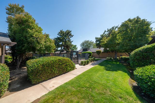 4849 N 7th St Apt E, Fresno, CA 93726