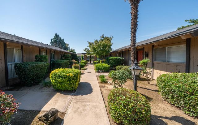 4849 N 7th St Apt E, Fresno, CA 93726