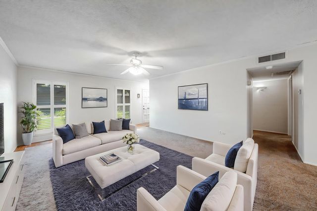 4849 N 7th St Apt E, Fresno, CA 93726
