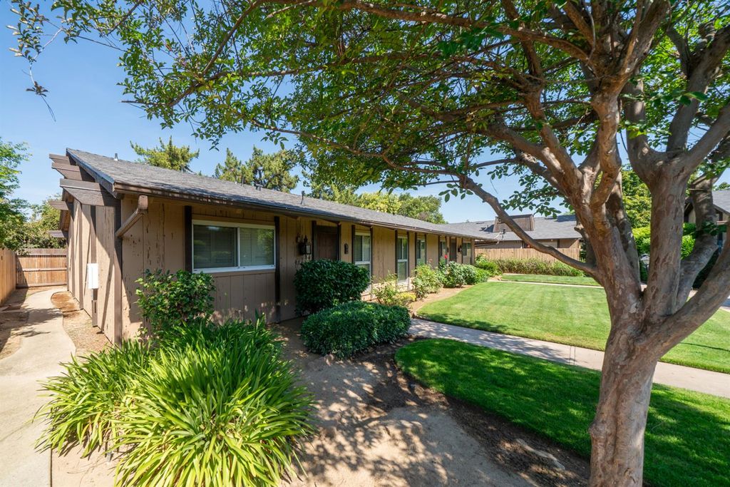 4849 N 7th St Apt E, Fresno, CA 93726