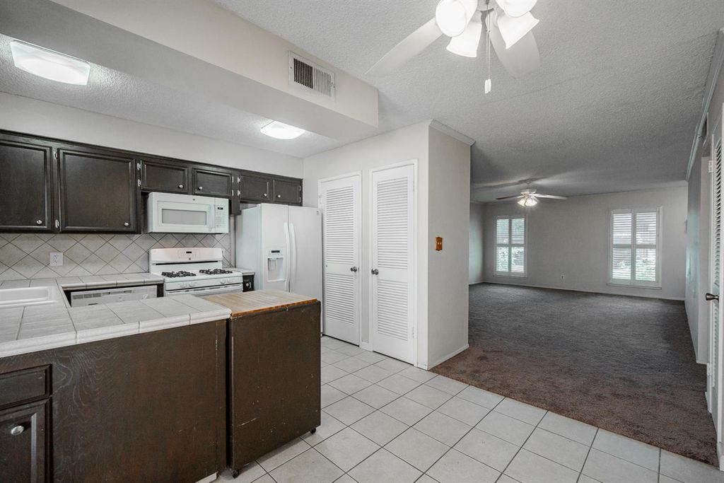 Image 14 of property listing at 4849 N 7th St Apt E, Fresno, CA 93726