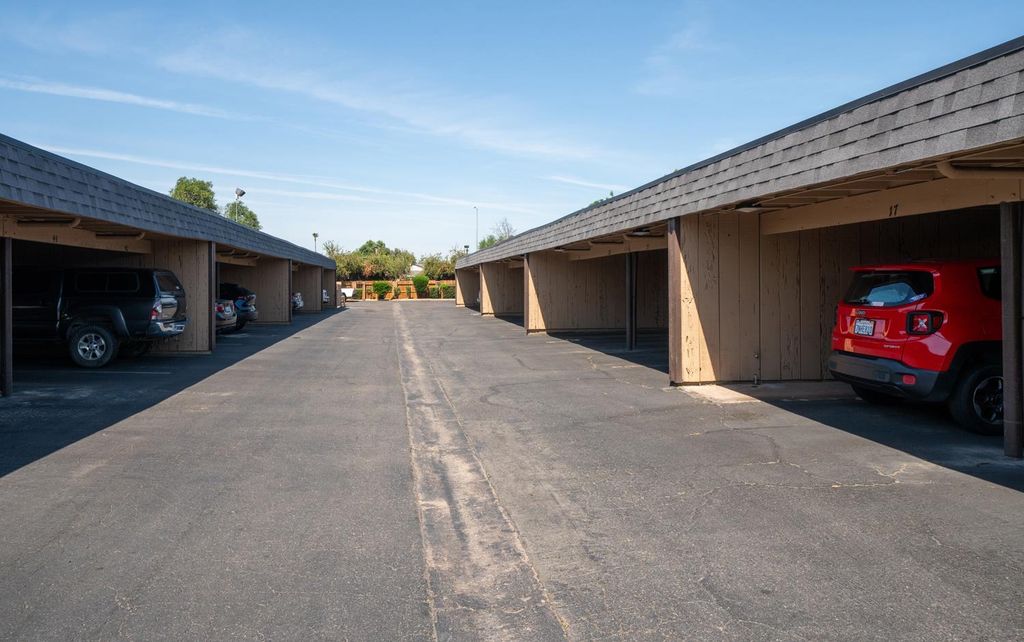 Image 30 of property listing at 4849 N 7th St Apt E, Fresno, CA 93726