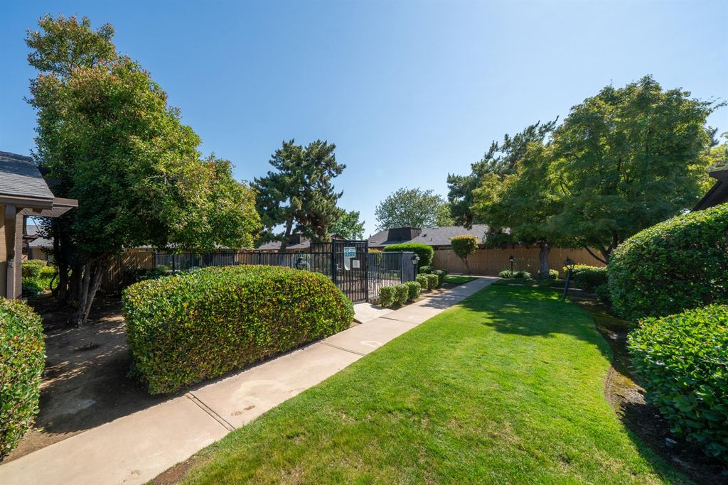Image 6 of property listing at 4849 N 7th St Apt E, Fresno, CA 93726