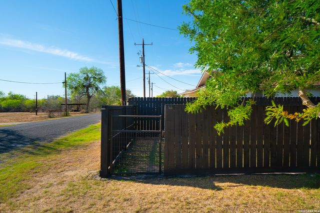 303 Schneider St, Poth, TX 78147