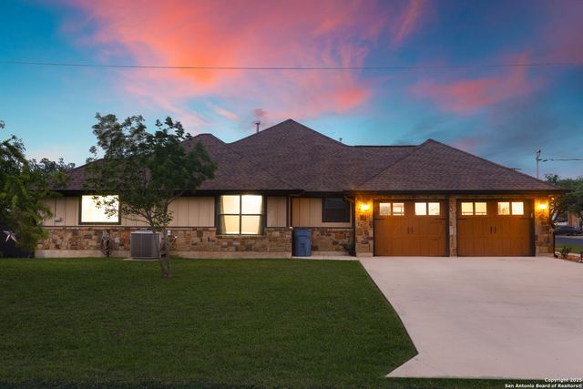 303 Schneider St, Poth, TX 78147