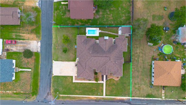 303 Schneider St, Poth, TX 78147