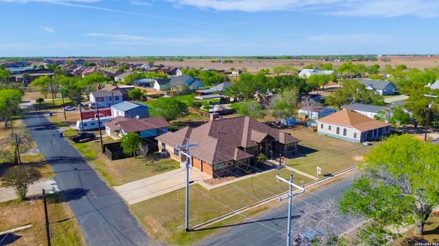 303 Schneider St, Poth, TX 78147