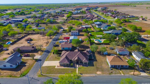 303 Schneider St, Poth, TX 78147