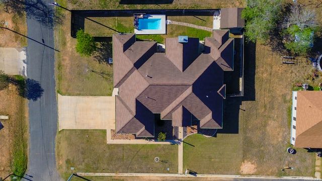 303 Schneider St, Poth, TX 78147