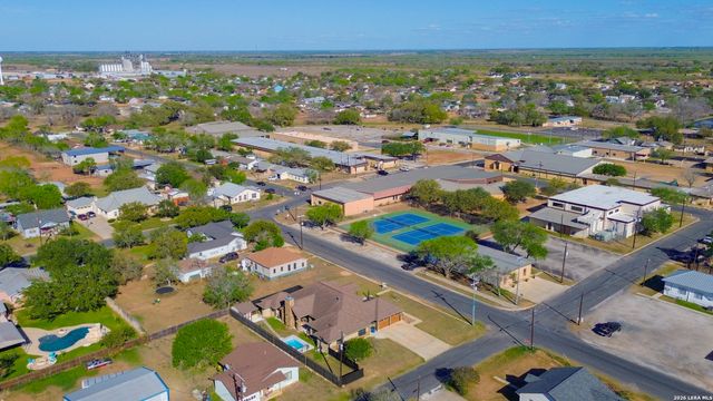 303 Schneider St, Poth, TX 78147