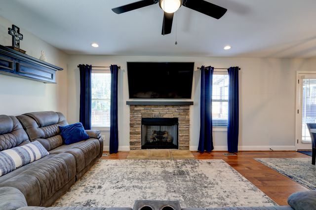 1004 Sunrise Dr, Clarksville, TN 37042